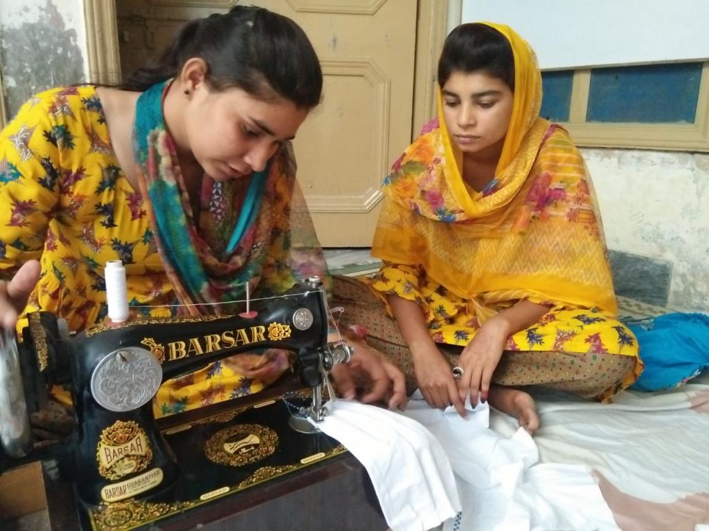 Les mascaretes (autoconfeccionades) de Sant'Egidio i subministraments d'aliments arriben als més pobres del Pakistan